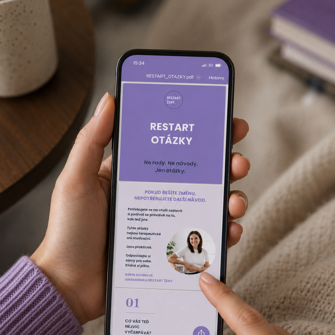 Telefon s PDF průvodcem RESTART OTÁZKY v ruce
