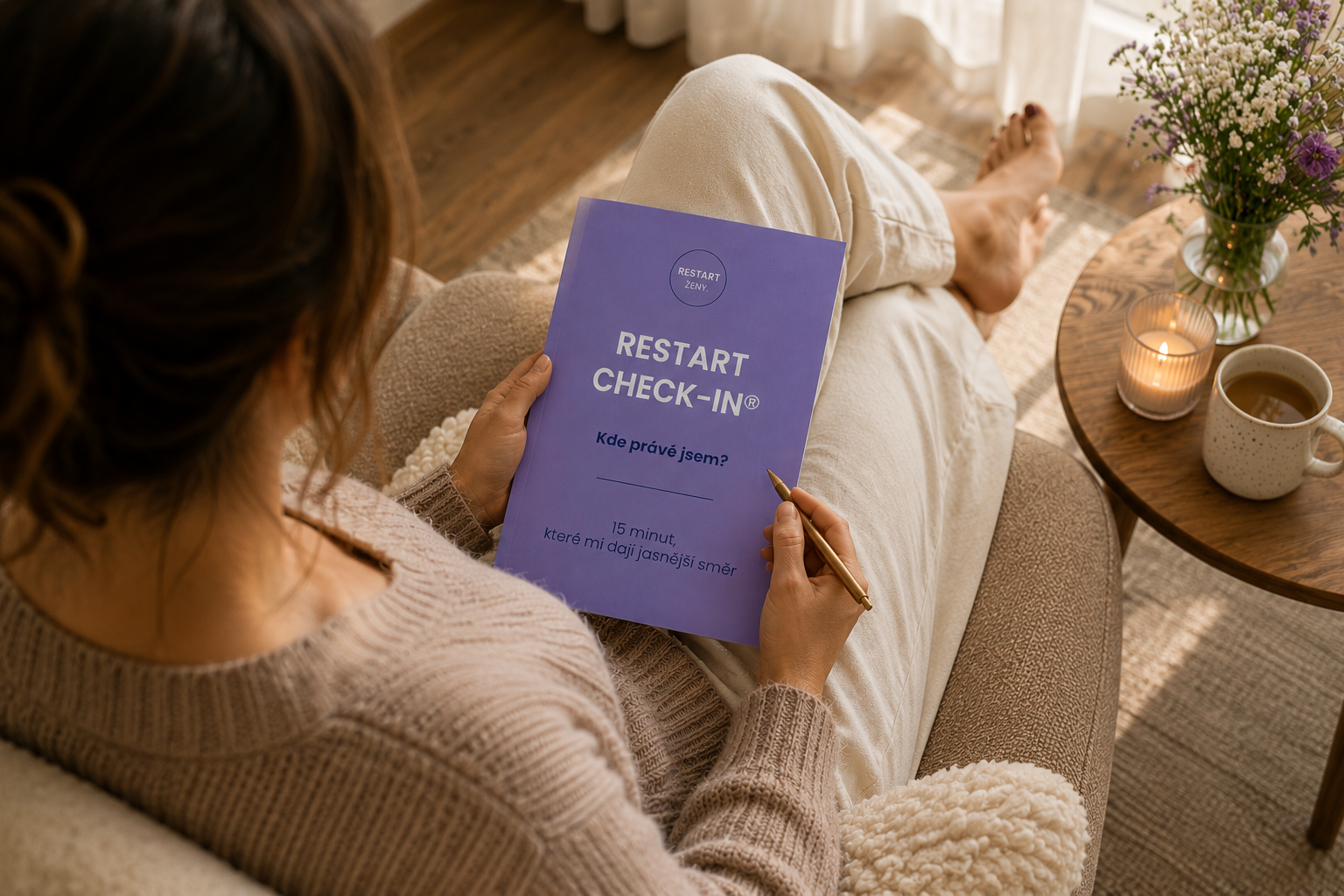 Žena s RESTART CHECK-IN průvodcem v ruce
